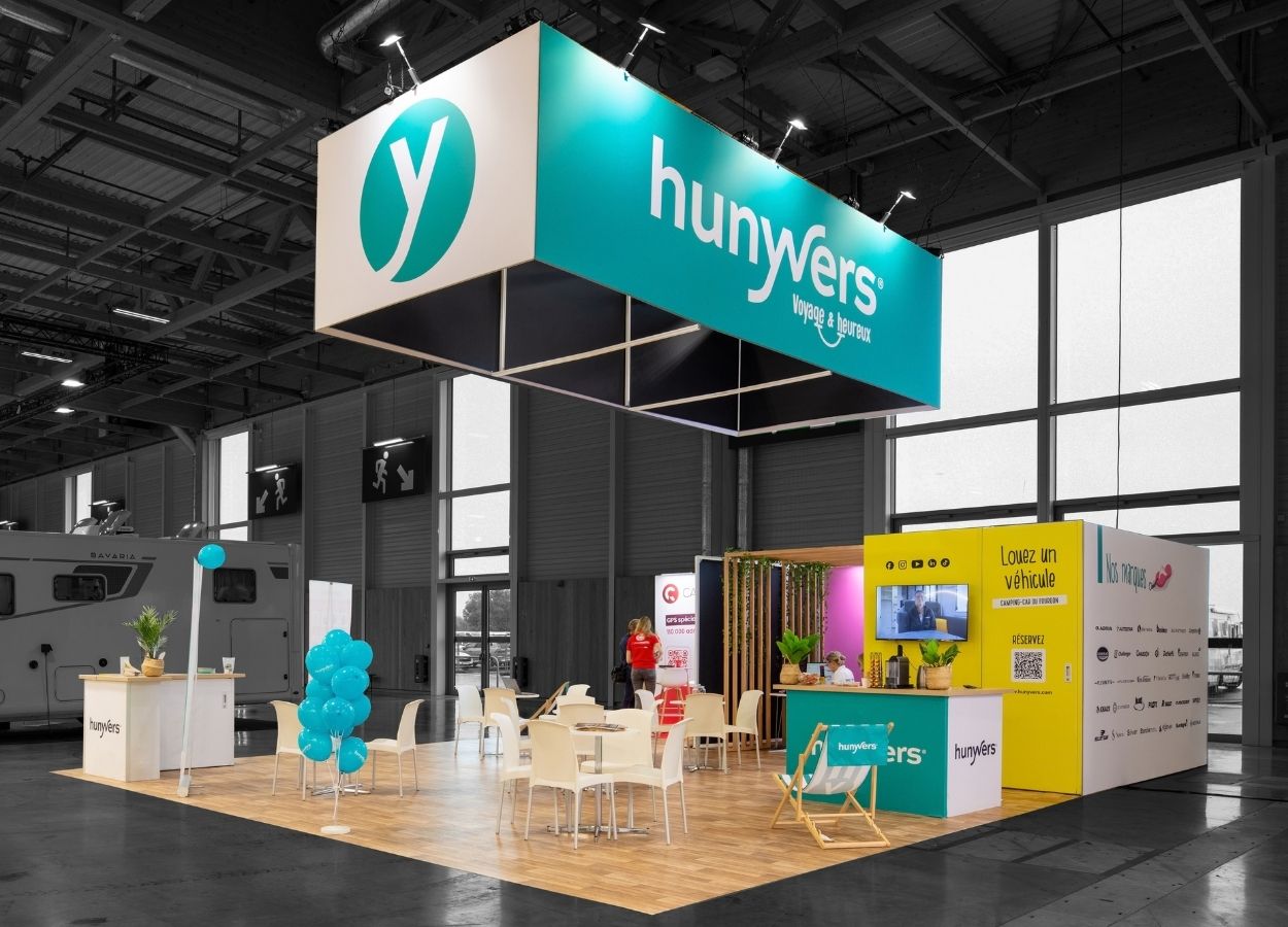 Stand modulaire Hunyvers salon VDL 2026, vue d'ensemble avec enseigne suspendue – Le Stand Modulaire