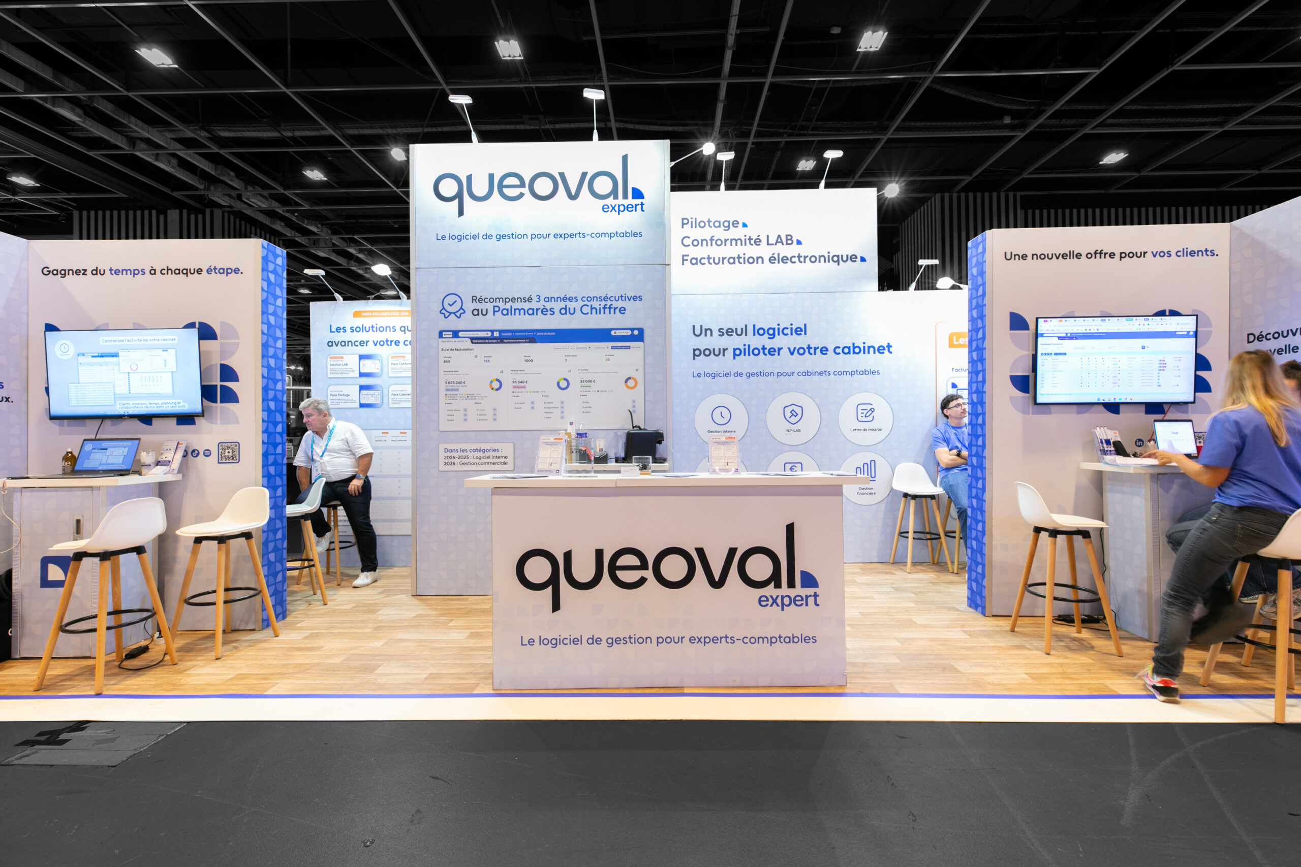 Queoval COEC 2026 modular stand, front view – The Modular Stand