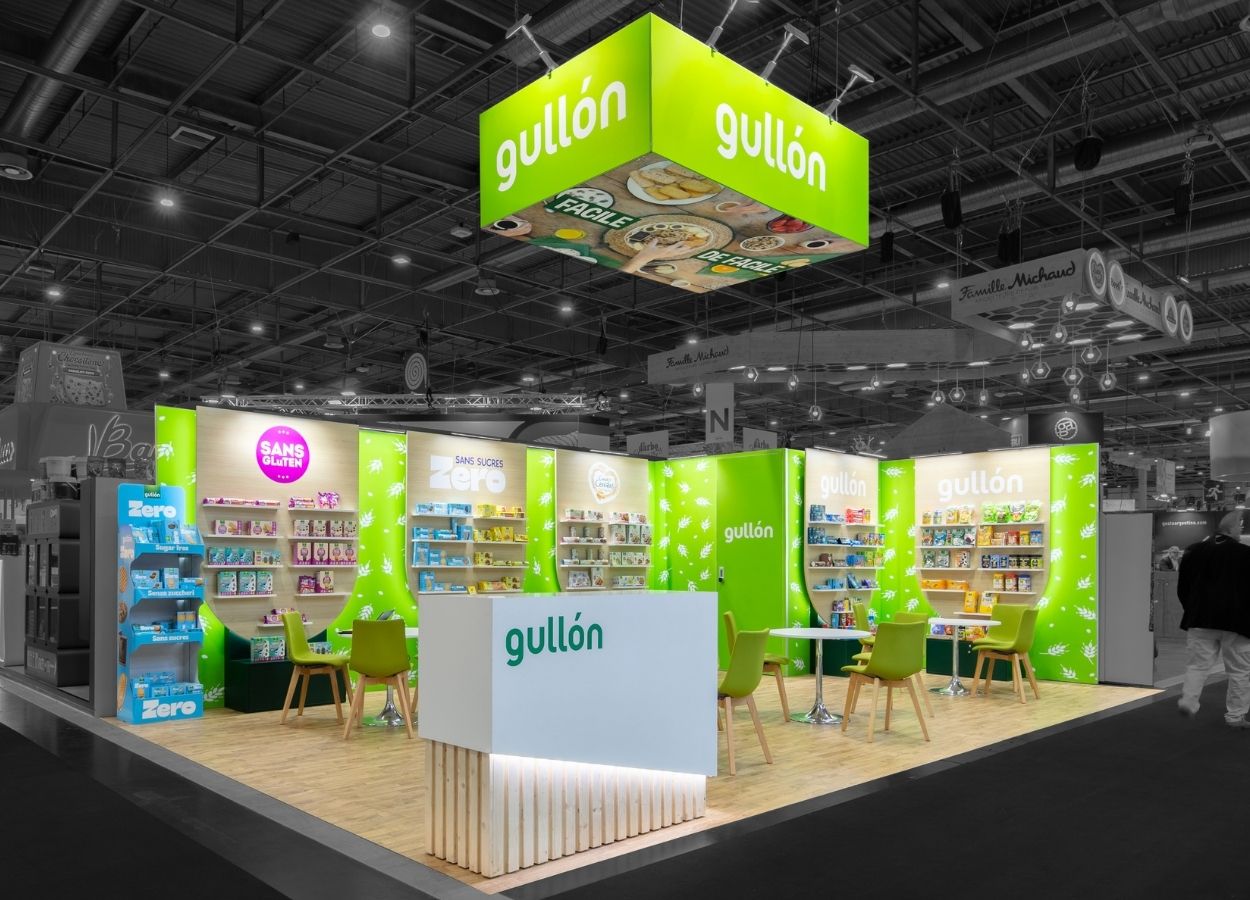 Stand modulaire Gullón SIAL Paris 2026, vue d'ensemble avec enseigne suspendue – Le Stand Modulaire